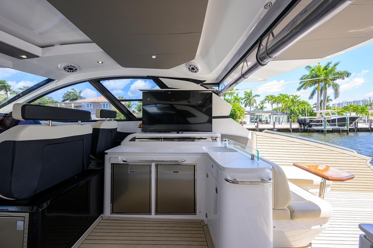 2024 Cruisers Yachts 50 