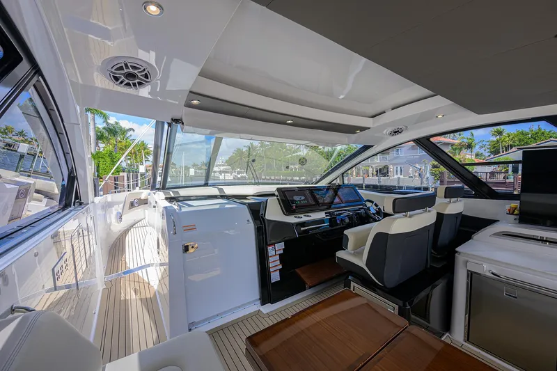 2024 Cruisers Yachts 50 Gls Outboard Yacht Photos Pics 2024 Cruisers Yachts GLS-OB interior with modern helm and luxurious seating.