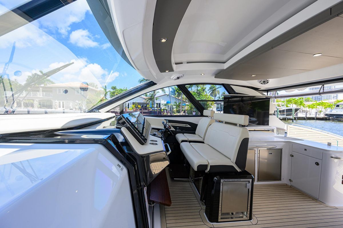 2024 Cruisers Yachts 50 