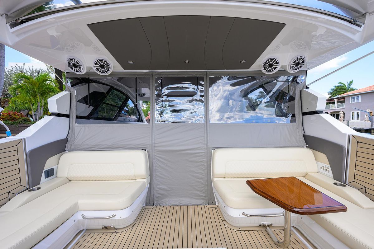 2024 Cruisers Yachts 50 