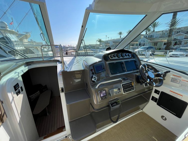 2014-43-cruisers-yachts-430-sport-coupe