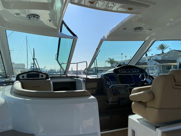 2014-43-cruisers-yachts-430-sport-coupe