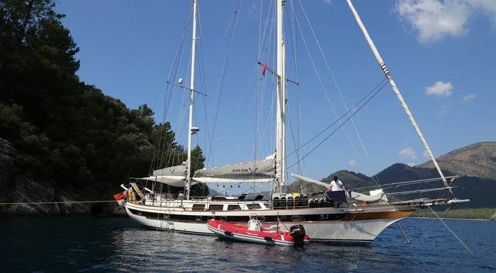 Black Hawk Yacht Photos Pics 