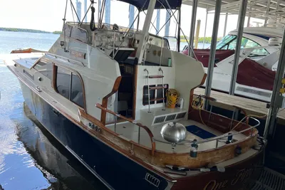 Midnight Lace 44 Flybridge Express Cruiser