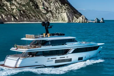 2022 Custom Line Navetta 30