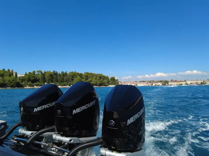  Yacht Photos Pics Triple Mercury outboard engines on Sessa Marine Key Largo 40, 2022, cruising in blue waters.