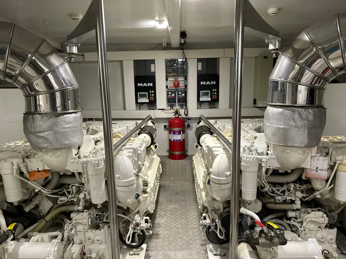 Slingshot Yacht Photos Pics 