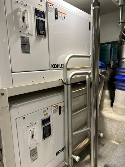 Slingshot Yacht Photos Pics 