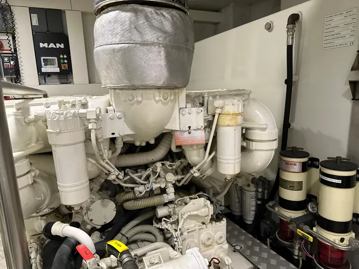 Slingshot Yacht Photos Pics 