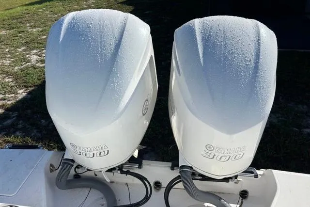 Yacht Photos Pics Twin Yamaha 300 outboard engines on a 2019 Everglades 290 Center Console boat.