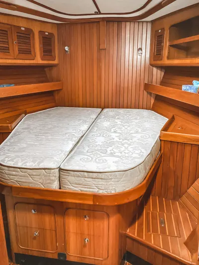 Violina Yacht Photos Pics 1999 Hylas 54 yacht cabin with wooden interior and double bed.
