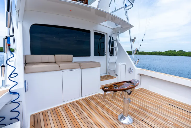 Knotty Girl Yacht Photos Pics 2005 Viking 52 Convertible yacht deck with seating and fishing rod holders.