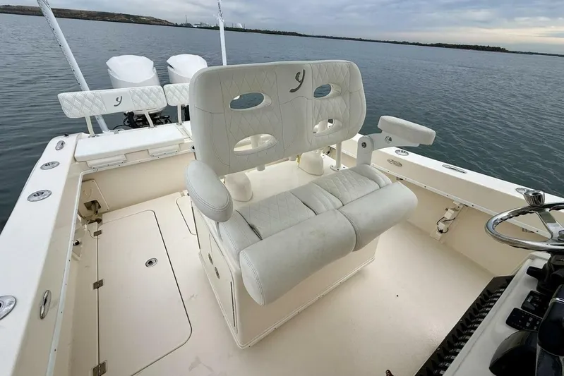  Yacht Photos Pics 2019 Young Boats 27 - Helm