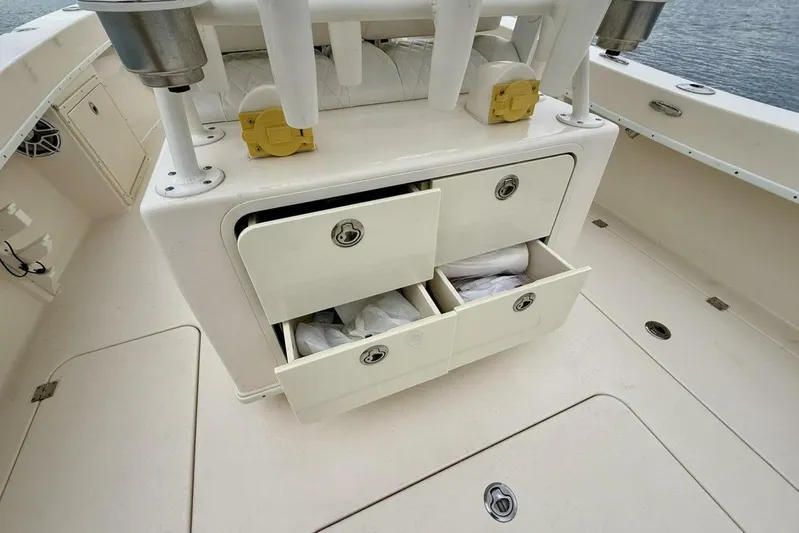  Yacht Photos Pics 2019 Young Boats 27 - Storage