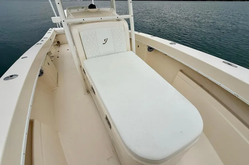  Yacht Photos Pics 2019 Young Boats 27 model, featuring spacious deck and cushioned seating on calm waters.