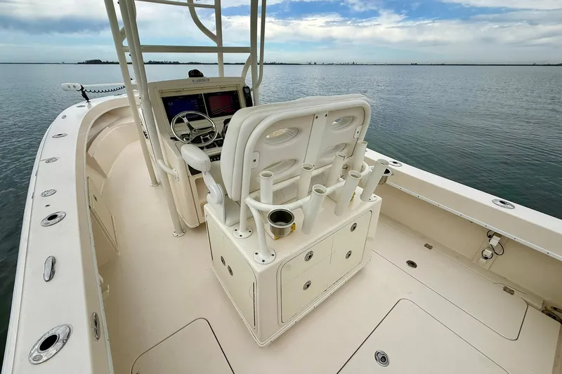  Yacht Photos Pics 2019 Young Boats 27 model, featuring a spacious deck and modern helm controls.