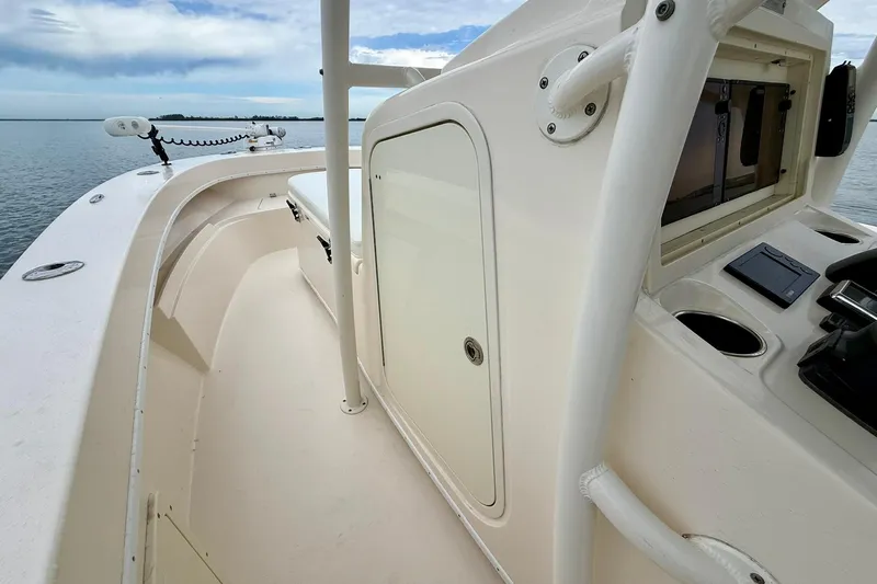 Yacht Photos Pics 2019 Young Boats 27 model, showcasing sleek deck design and control panel on calm waters.