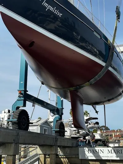 2.0 Impulsive Yacht Photos Pics 2005 Beneteau 57 sailboat on lift at marina, hull view.