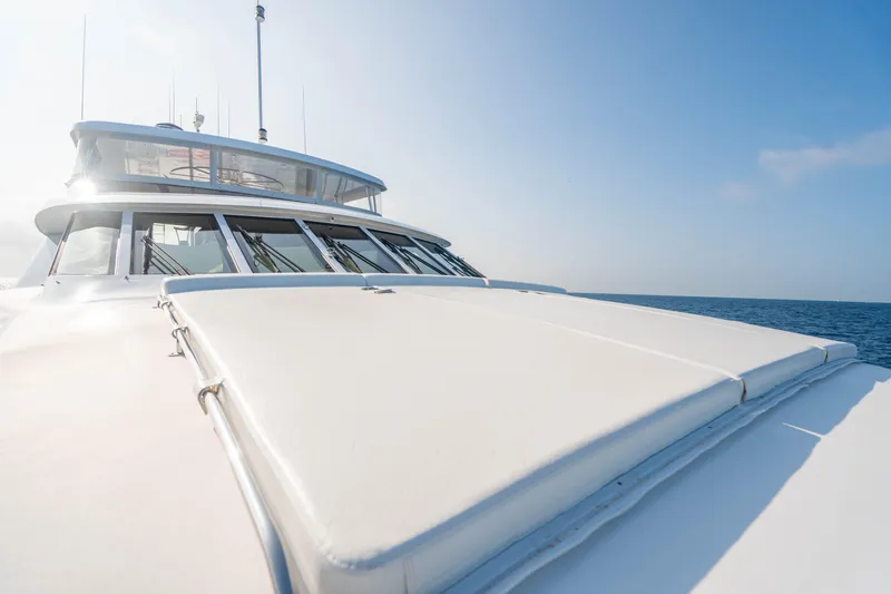 Magic Yacht Photos Pics Hatteras 100 Motor Yacht 2005 cruising on open sea under clear blue sky.