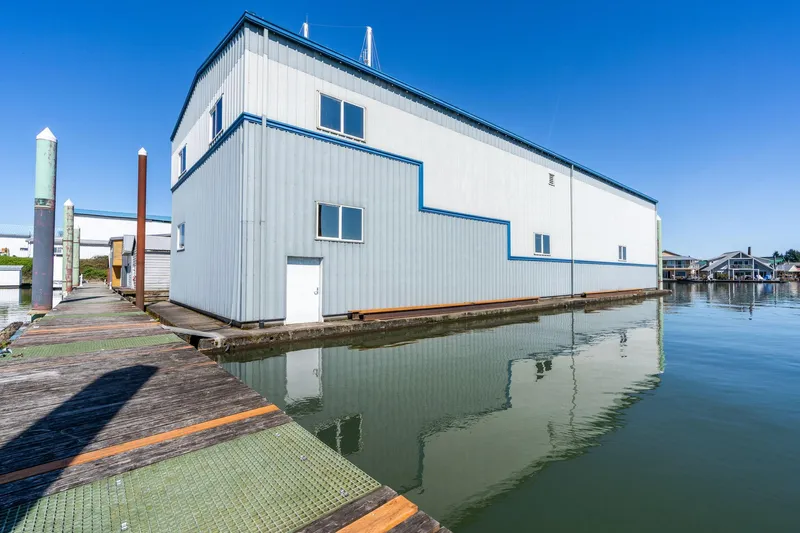  Yacht Photos Pics Large 1985 Custom Larson Boathouse on calm water, clear blue sky background.