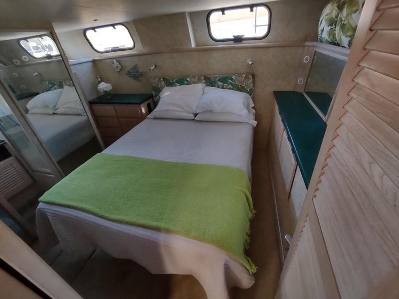 1995 Tollycraft 45 Cockpit Motor Yacht