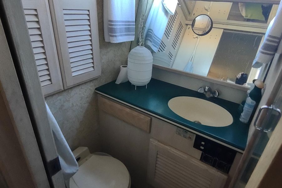 1995 Tollycraft 45 Cockpit Motor Yacht
