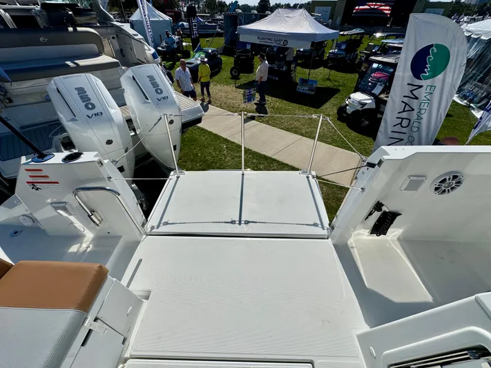  Yacht Photos Pics 2024 Beneteau Flyer 9 SPACEdeck at a boat show, featuring dual outboard engines.