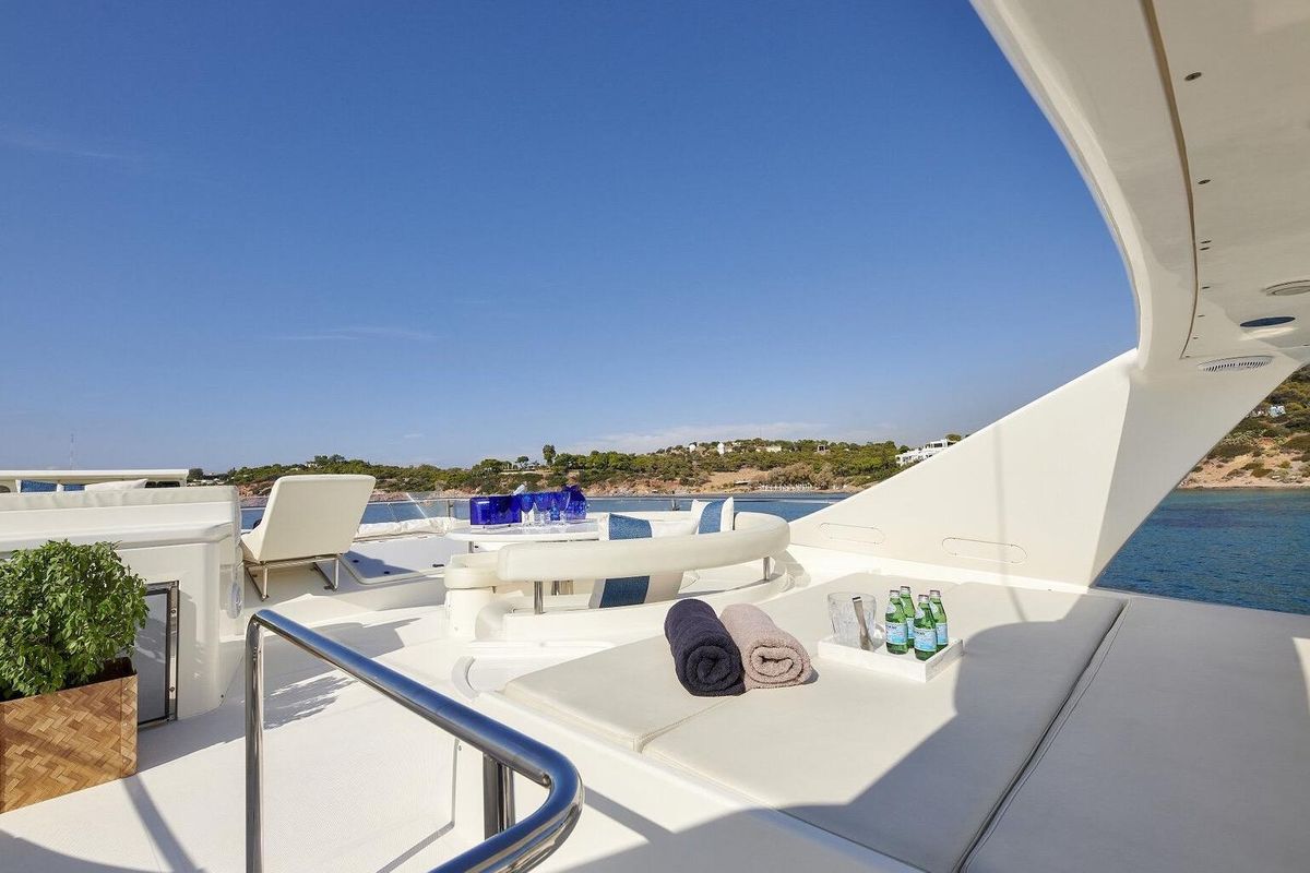 2000 Ferretti Yachts 67 