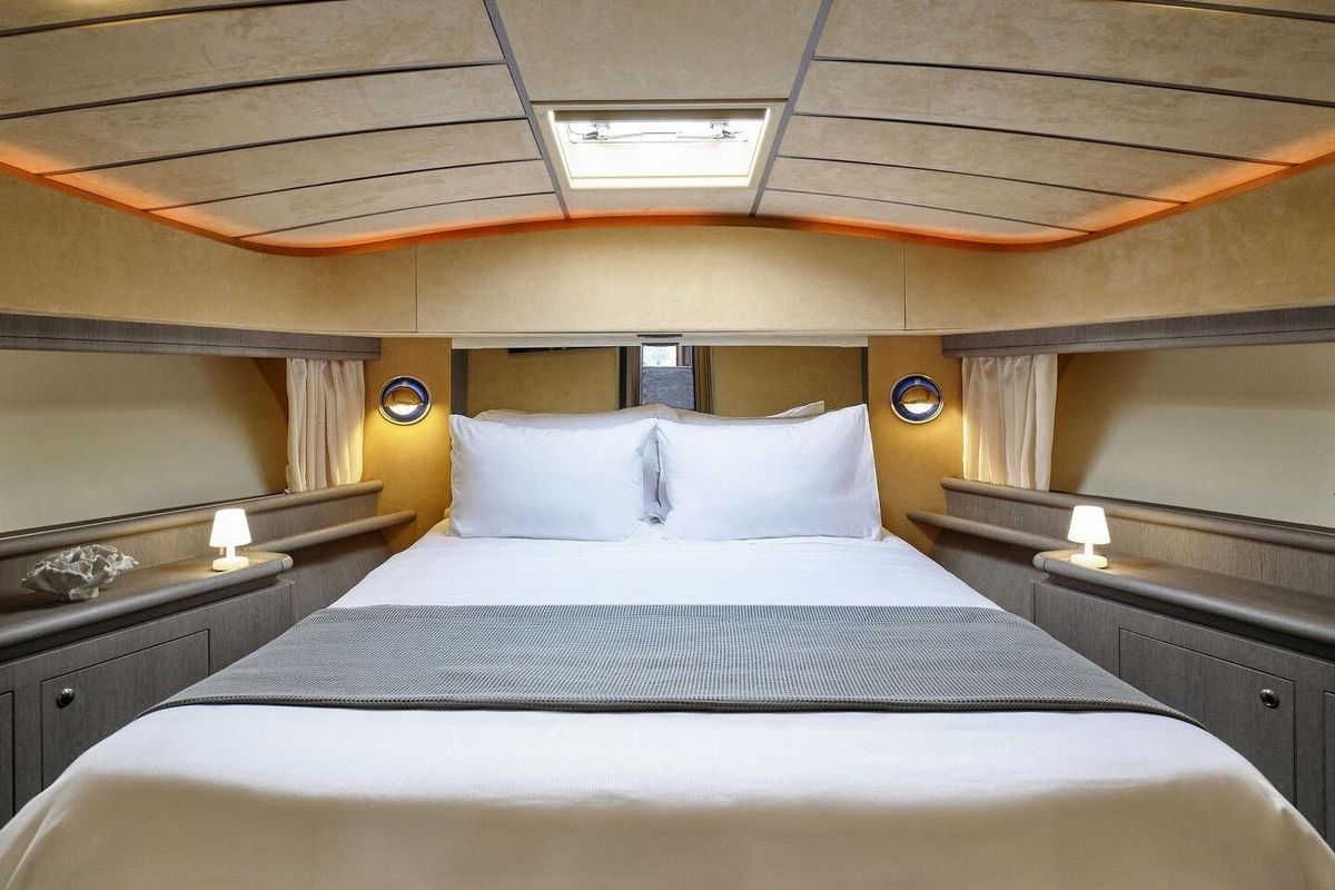 2000 Ferretti Yachts 67 