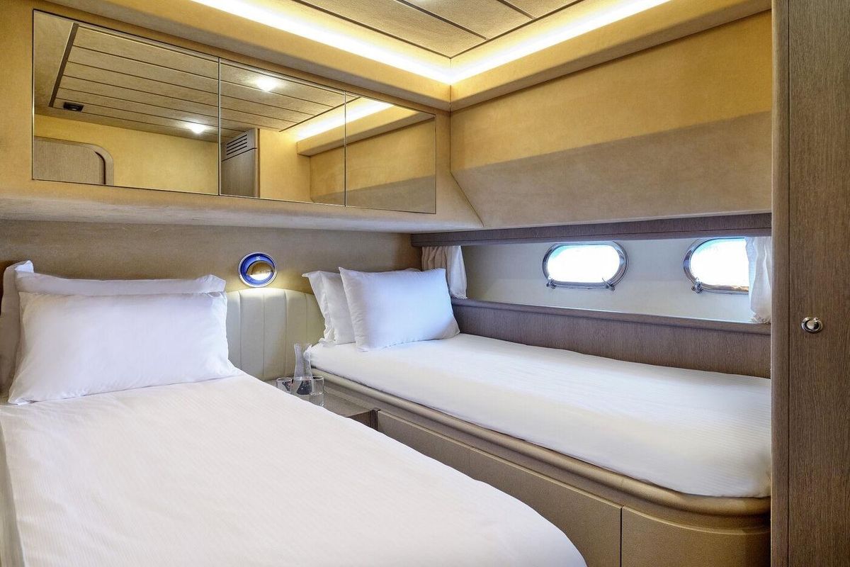 2000 Ferretti Yachts 67 