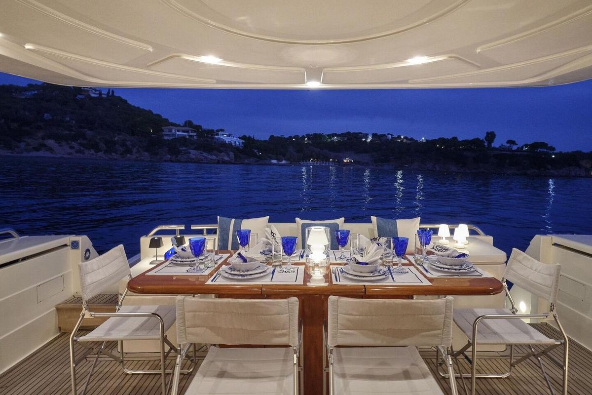 2000 Ferretti Yachts 67 