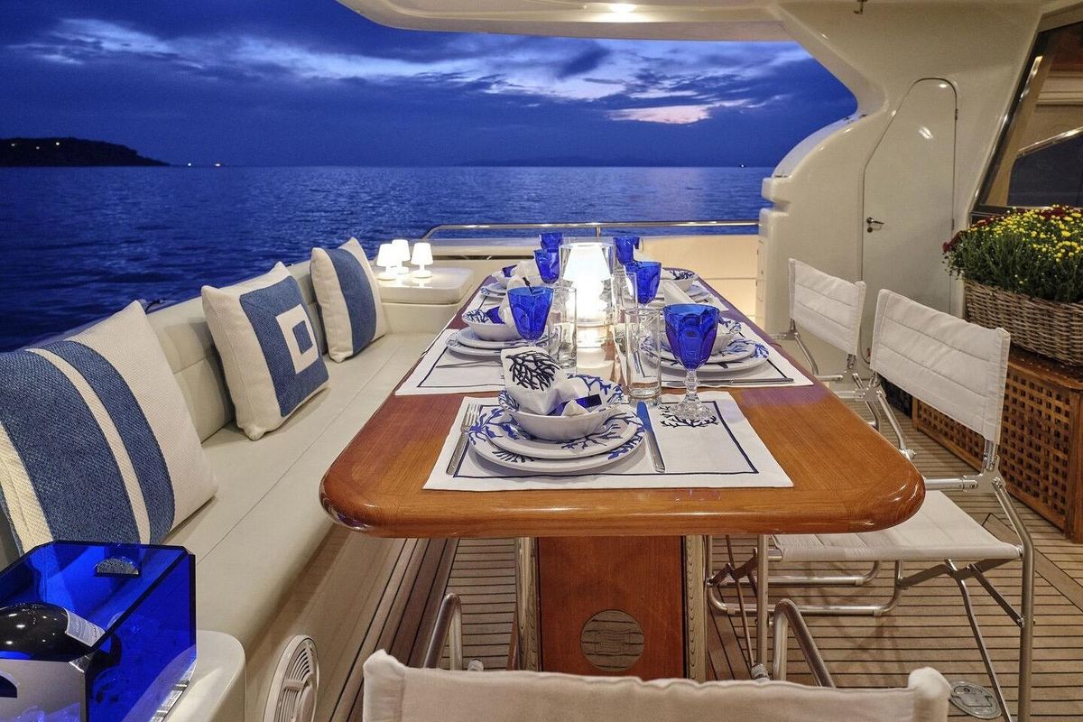 2000 Ferretti Yachts 67 
