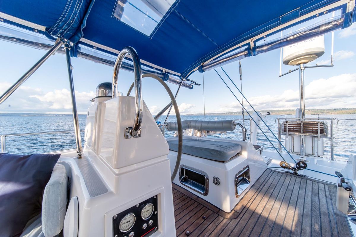 2010 Hylas 70 