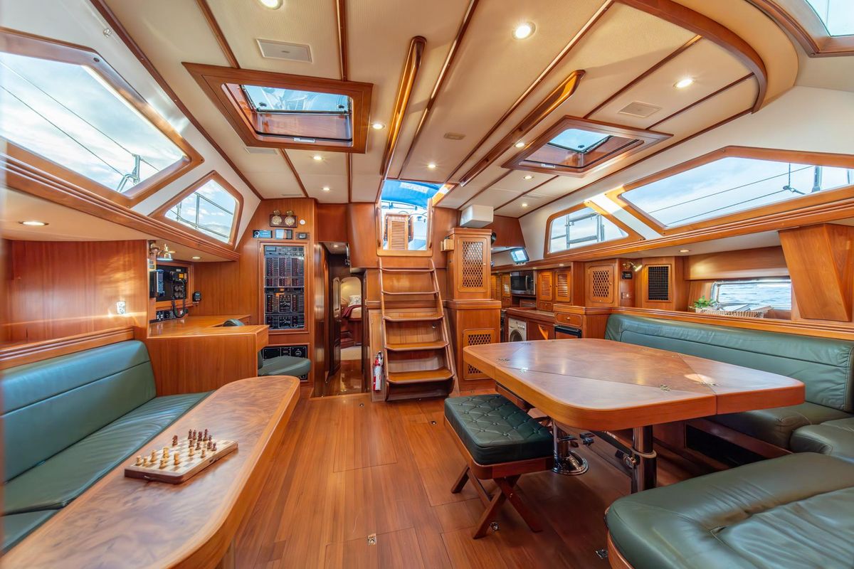 2010 Hylas 70 