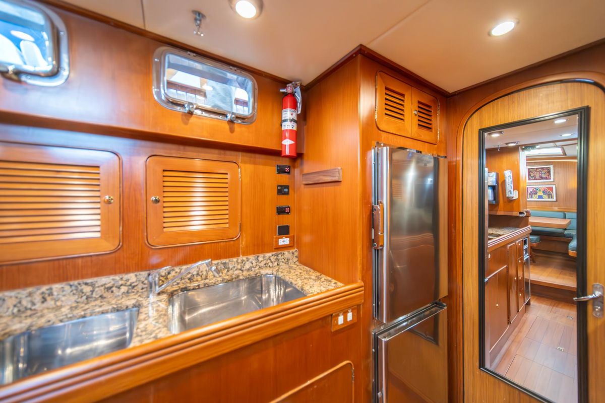 2010 Hylas 70 