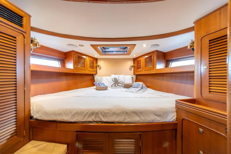 Voodoo Yacht Photos Pics Luxurious cabin interior of 2010 Hylas 70 yacht with cozy bed and wooden finish.