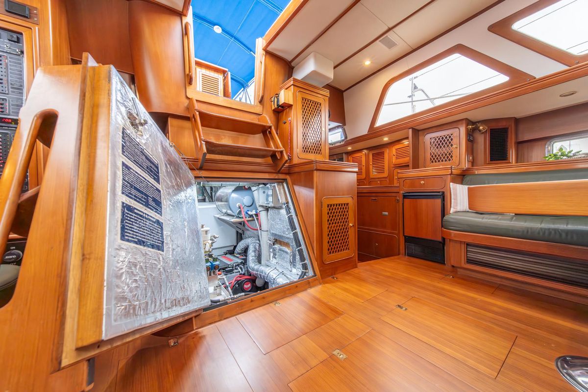 2010 Hylas 70 