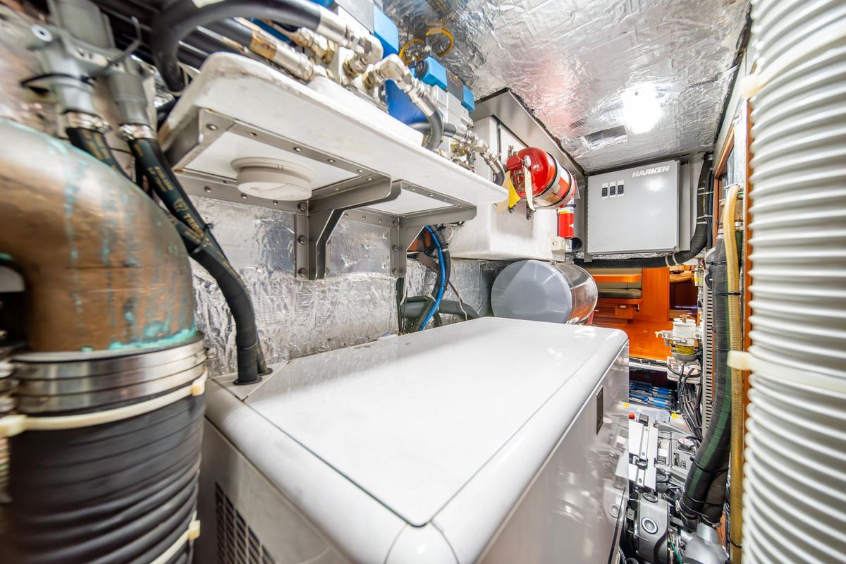 2010 Hylas 70 