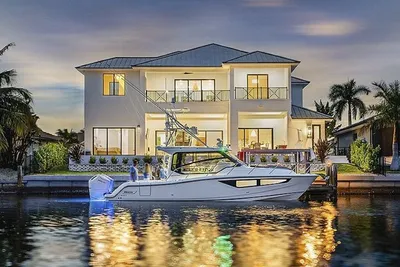 Boston Whaler 365 Conquest