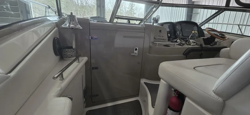  Yacht Photos Pics 2005 Sea Ray 40 Sundancer cockpit with modern controls and seating.