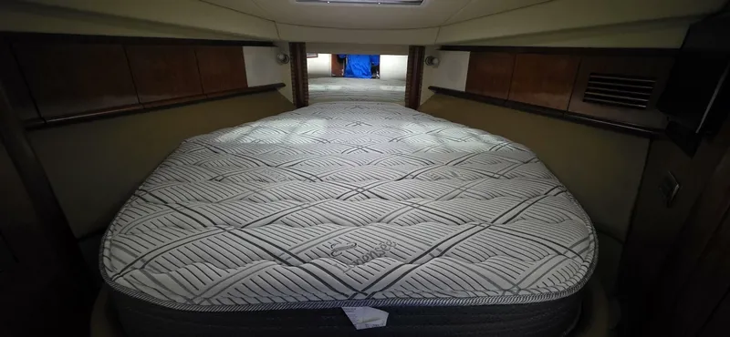  Yacht Photos Pics Interior cabin of 2005 Sea Ray 40 Sundancer with a spacious bed.