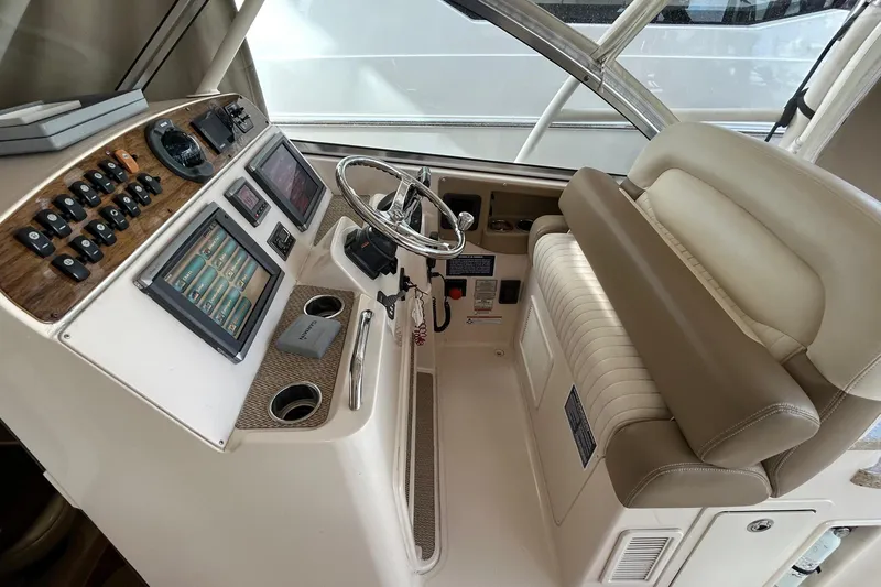  Yacht Photos Pics 2013 Grady-White Freedom 335 boat helm with steering wheel and control panel.