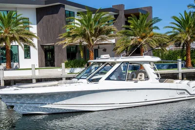 2019 Boston Whaler 380 Realm