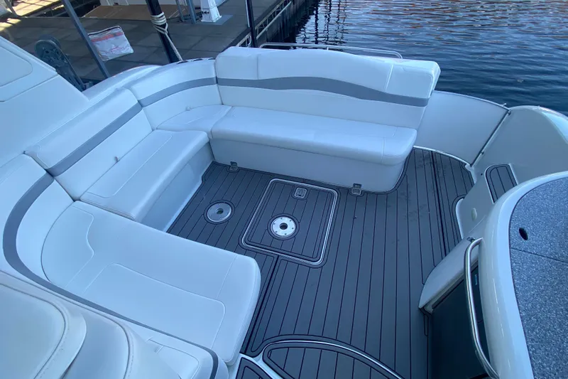  Yacht Photos Pics Spacious seating area on a 2005 Formula 40 Performance Cruiser boat deck.
