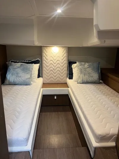  Yacht Photos Pics 2019 Beneteau Gran Turismo 40 cabin with twin beds and modern decor.