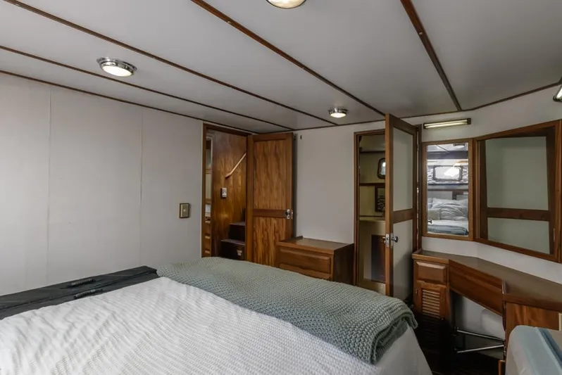 Betelgeuse Yacht Photos Pics 1988 DeFever 53 POC yacht bedroom with wood accents and modern lighting.