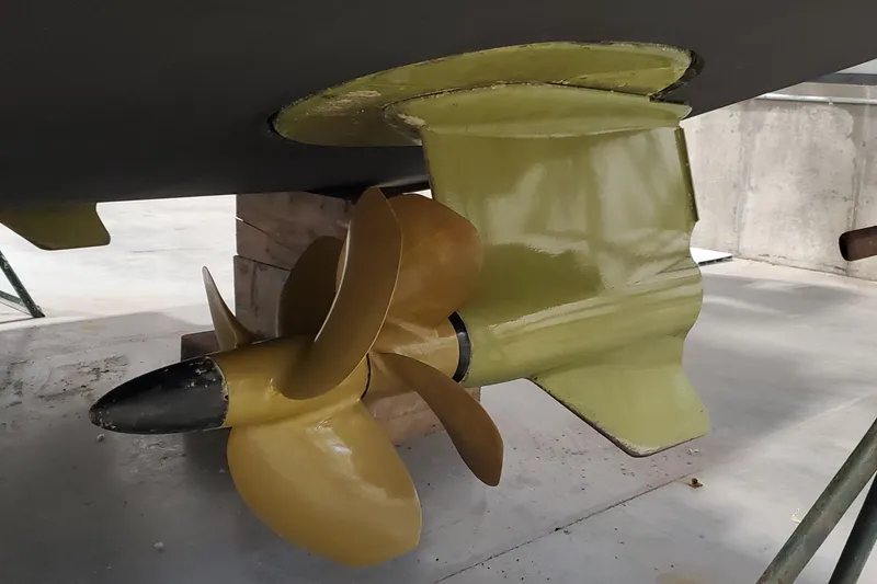 Ripple Yacht Photos Pics Propeller of 2021 Sabre 45 Salon Express yacht, close-up view.