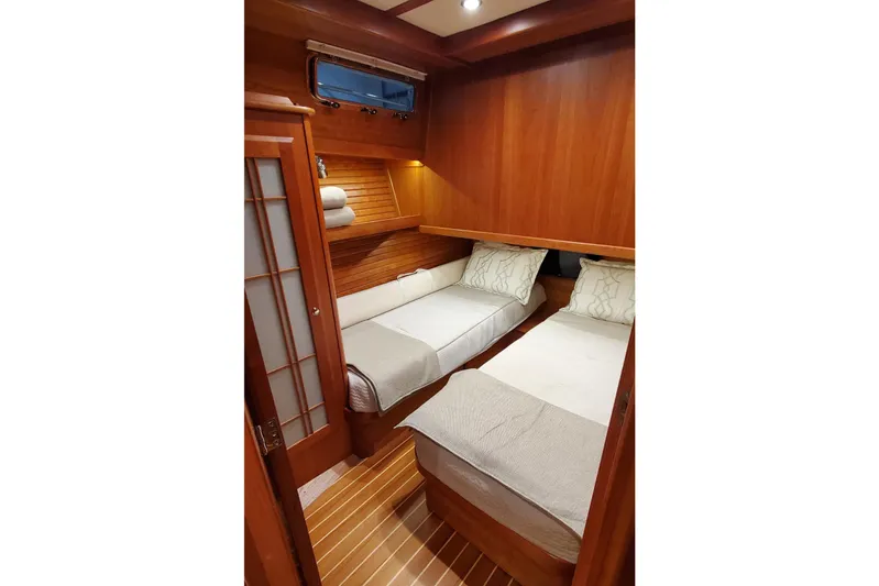 Ripple Yacht Photos Pics 2021 Sabre 45 Salon Express cabin with twin beds and wooden interior.