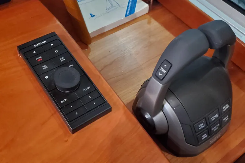 Ripple Yacht Photos Pics Control panel and throttle of 2021 Sabre 45 Salon Express yacht.