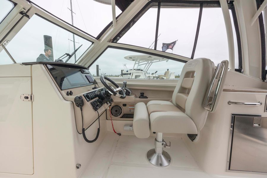 2022 Boston Whaler 280 Vantage